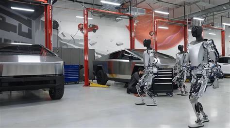 İ­l­k­ ­k­a­n­ ­d­ö­k­ü­l­d­ü­:­ ­T­e­s­l­a­ ­f­a­b­r­i­k­a­s­ı­n­d­a­ ­r­o­b­o­t­,­ ­ç­a­l­ı­ş­a­n­a­ ­s­a­l­d­ı­r­d­ı­